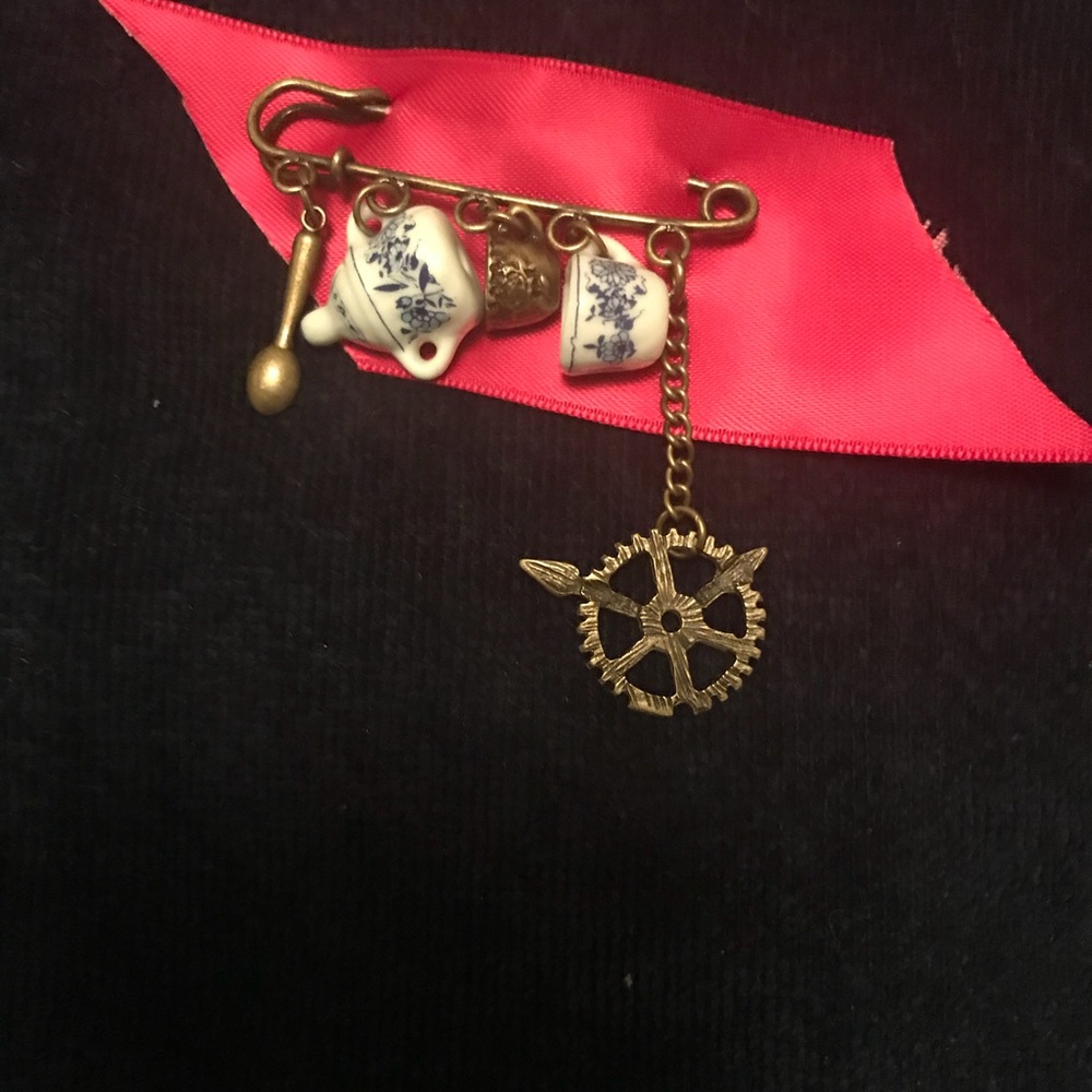 Vintage style pin